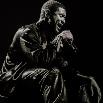 Usher, 8K, Live concert, American singer, Dark background, Monochrome