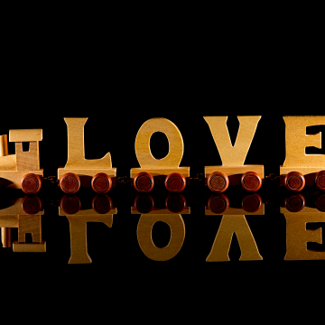 Love text, Wooden letters, 5K, 8K, Black background, Reflections