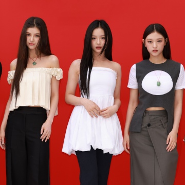 NewJeans, Red background 8K, Minji, Hanni, Danielle, Haerin, Hyein