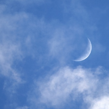 OS X Lion, Crescent Moon, Cloudy Sky, Mac OS X, Stock, 5K, Blue Sky