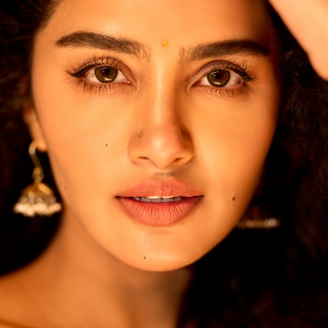 Anupama Parameswaran iPhone wallpaper