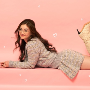 Anna Cathcart, 8K, Peach background, 5K, Canadian actress, Love hearts