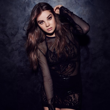 Hailee Steinfeld, Dark background, Black dress, 5K