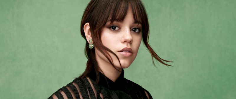 Jenna Ortega, Green background, 8K, 5K