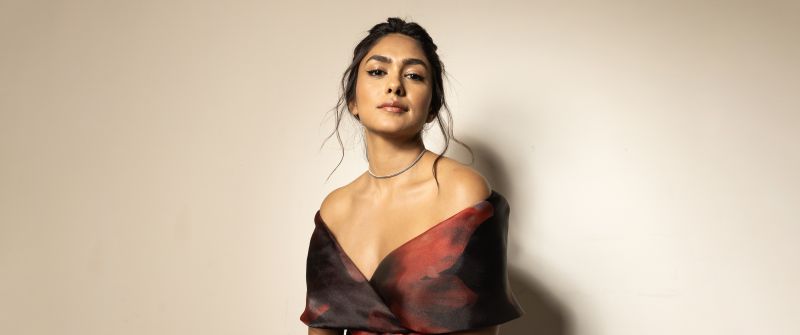 Indian actress, Mrunal Thakur, 2024, 5K