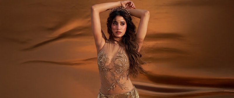 Janhvi Kapoor, Golden background 5Kn