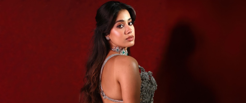 Janhvi Kapoor, Red background 5K