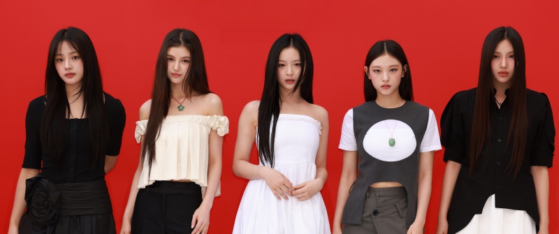 NewJeans, Red background 8K, Minji, Hanni, Danielle, Haerin, Hyein