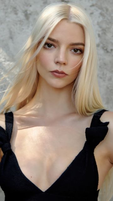 Anya Taylor-Joy, Blonde, Elle Magazine, Portrait