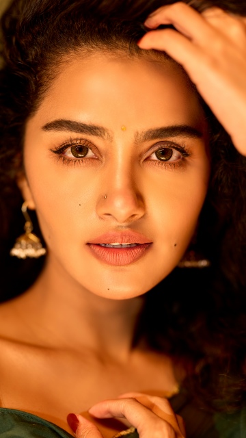 Anupama Parameswaran iPhone wallpaper