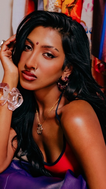 Lara Raj, Portrait