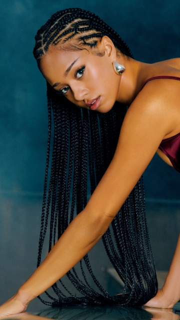 Manon, Braided hair