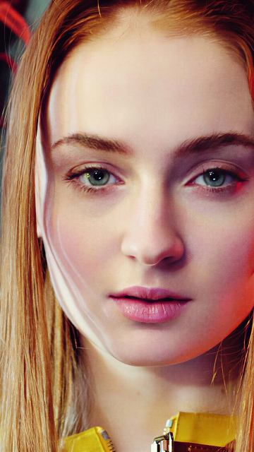 Sophie Turner, Closeup