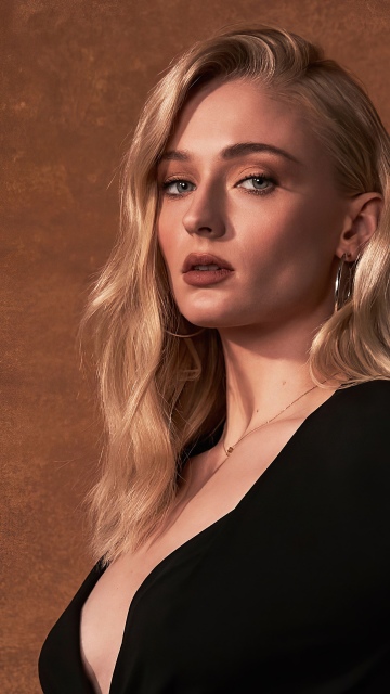 Sophie Turner, Brown background