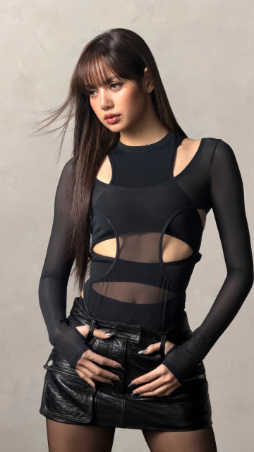 Lisa, Black outfit