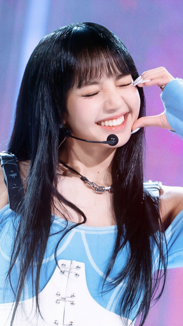 Lisa, Singing