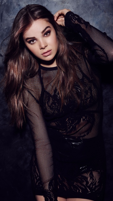 Hailee Steinfeld, Dark background