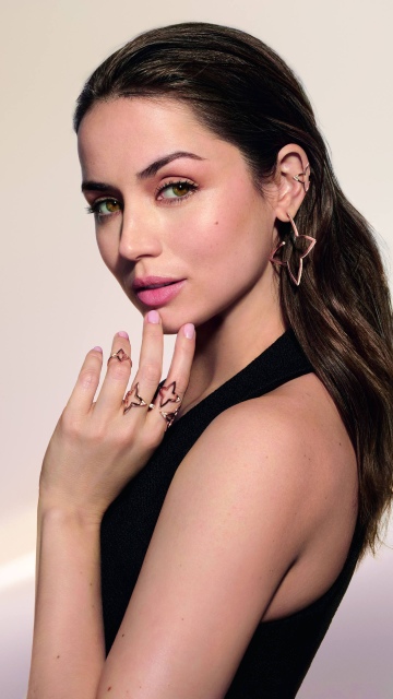 Ana de Armas, Elegant