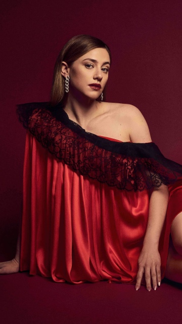 Lili Reinhart, Red dress