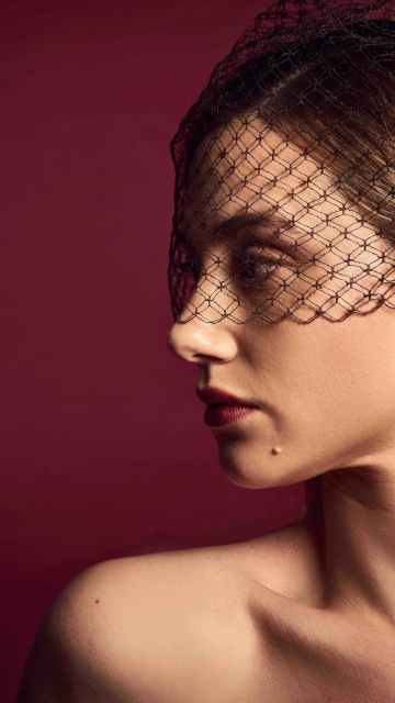 Lili Reinhart, Red background