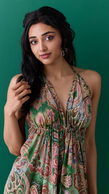 Preity Mukhundhan, Green background'