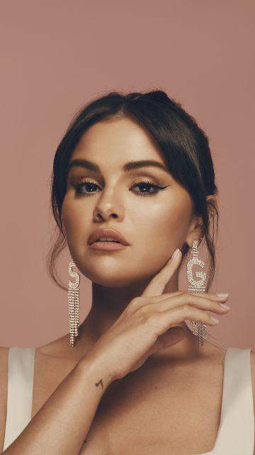 Selena Gomez, Peach background, Jewellery, 5K